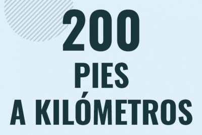 Profesor en pizarra explicando cuanto es 200 pies en kilometros o como pasar de 200 ft a km