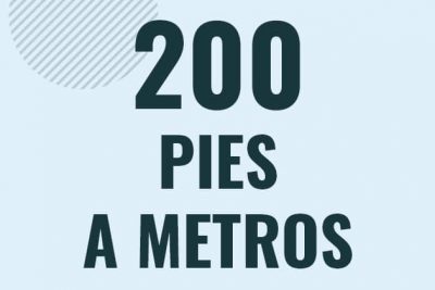 Profesor en pizarra explicando cuanto es 200 pies en metros o como pasar de 200 ft a m