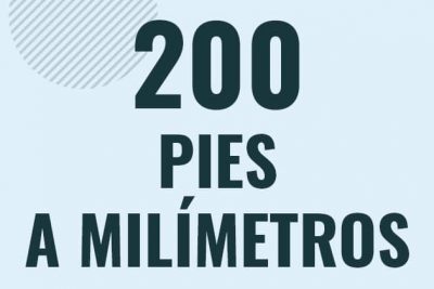 Profesor en pizarra explicando cuanto es 200 pies en milimetros o como pasar de 200 ft a mm