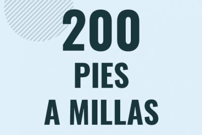 Profesor en pizarra explicando cuanto es 200 pies en millas o como pasar de 200 ft a mi