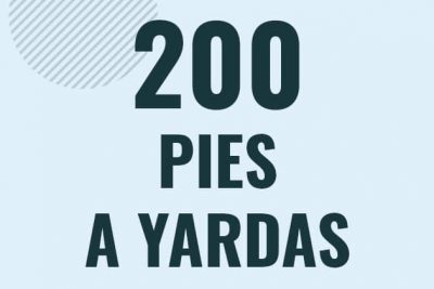 Profesor en pizarra explicando cuanto es 200 pies en yardas o como pasar de 200 ft a yd