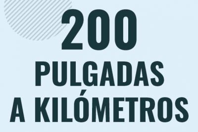 Profesor en pizarra explicando cuanto es 200 pulgadas en kilometros o como pasar de 200 in a km