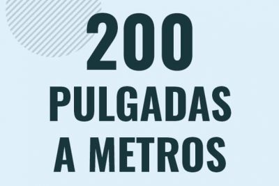 Profesor en pizarra explicando cuanto es 200 pulgadas en metros o como pasar de 200 in a m