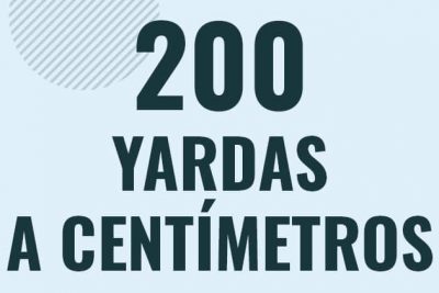 Profesor en pizarra explicando cuanto es 200 yardas en centimetros o como pasar de 200 yd a cm