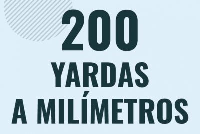 Profesor en pizarra explicando cuanto es 200 yardas en milimetros o como pasar de 200 yd a mm