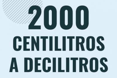 Profesor en pizarra explicando cuanto es 2000 centilitros en decilitros o como pasar de 2000 cl a dl