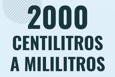 Profesor en pizarra explicando cuanto es 2000 centilitros en mililitros o como pasar de 2000 cl a ml