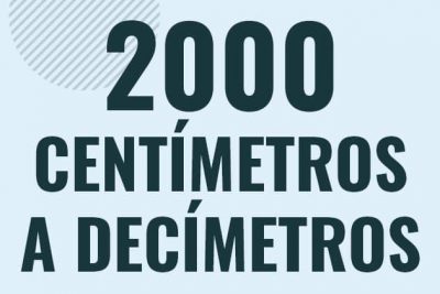 Profesor en pizarra explicando cuanto es 2000 centimetros en decimetros o como pasar de 2000 cm a dm