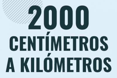 Profesor en pizarra explicando cuanto es 2000 centimetros en kilometros o como pasar de 2000 cm a km