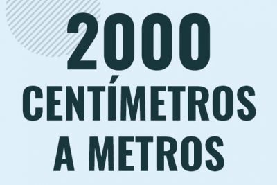 Profesor en pizarra explicando cuanto es 2000 centimetros en metros o como pasar de 2000 cm a m