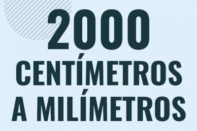 Profesor en pizarra explicando cuanto es 2000 centimetros en milimetros o como pasar de 2000 cm a mm