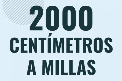 Profesor en pizarra explicando cuanto es 2000 centimetros en millas o como pasar de 2000 cm a mi