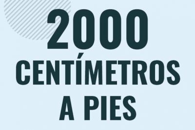 Profesor en pizarra explicando cuanto es 2000 centimetros en pies o como pasar de 2000 cm a ft