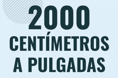 Profesor en pizarra explicando cuanto es 2000 centimetros en pulgadas o como pasar de 2000 cm a in