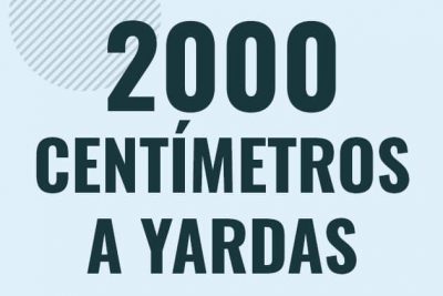 Profesor en pizarra explicando cuanto es 2000 centimetros en yardas o como pasar de 2000 cm a yd