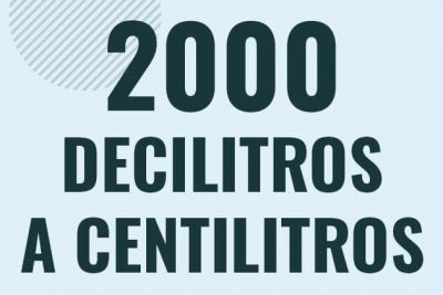 Profesor en pizarra explicando cuanto es 2000 decilitros en centilitros o como pasar de 2000 dl a cl