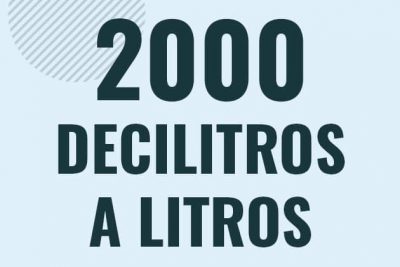 Profesor en pizarra explicando cuanto es 2000 decilitros en litros o como pasar de 2000 dl a l