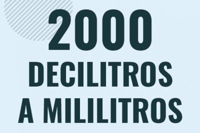 Profesor en pizarra explicando cuanto es 2000 decilitros en mililitros o como pasar de 2000 dl a ml