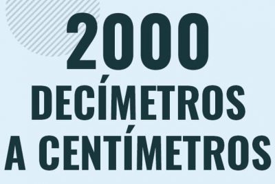 Profesor en pizarra explicando cuanto es 2000 decimetros en centimetros o como pasar de 2000 dm a cm