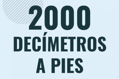 Profesor en pizarra explicando cuanto es 2000 decimetros en pies o como pasar de 2000 dm a ft