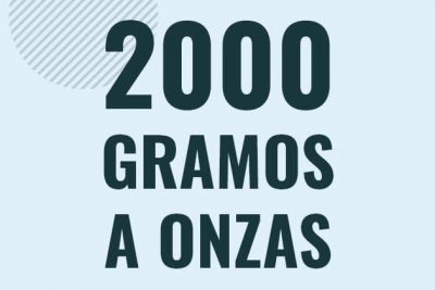 Profesor en pizarra explicando cuanto es 2000 gramos en onzas o como pasar de 2000 g a oz