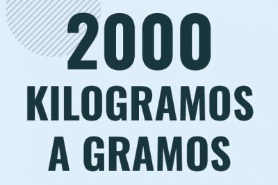 Profesor en pizarra explicando cuanto es 2000 kilogramos en gramos o como pasar de 2000 kg a g