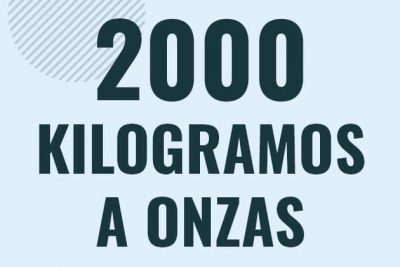 Profesor en pizarra explicando cuanto es 2000 kilogramos en onzas o como pasar de 2000 kg a oz