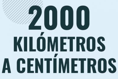 Profesor en pizarra explicando cuanto es 2000 kilometros en centimetros o como pasar de 2000 km a cm