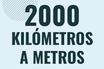 Profesor en pizarra explicando cuanto es 2000 kilometros en metros o como pasar de 2000 km a m
