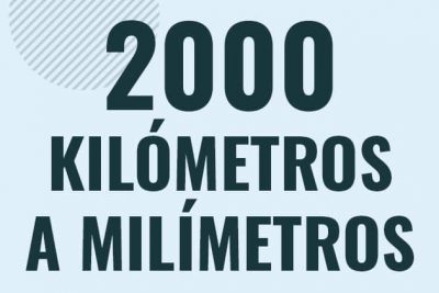 Profesor en pizarra explicando cuanto es 2000 kilometros en milimetros o como pasar de 2000 km a mm