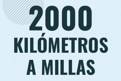 Profesor en pizarra explicando cuanto es 2000 kilometros en millas o como pasar de 2000 km a mi