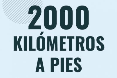 Profesor en pizarra explicando cuanto es 2000 kilometros en pies o como pasar de 2000 km a ft