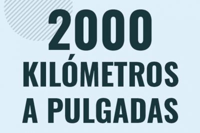 Profesor en pizarra explicando cuanto es 2000 kilometros en pulgadas o como pasar de 2000 km a in