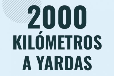 Profesor en pizarra explicando cuanto es 2000 kilometros en yardas o como pasar de 2000 km a yd