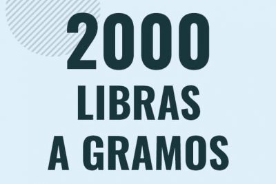Profesor en pizarra explicando cuanto es 2000 libras en gramos o como pasar de 2000 lb a g
