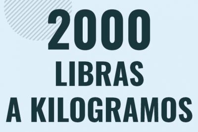 Profesor en pizarra explicando cuanto es 2000 libras en kilogramos o como pasar de 2000 lb a kg