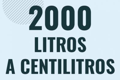 Profesor en pizarra explicando cuanto es 2000 litros en centilitros o como pasar de 2000 l a cl