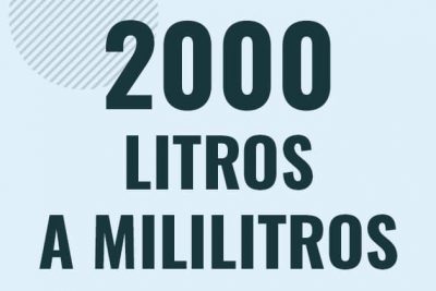 Profesor en pizarra explicando cuanto es 2000 litros en mililitros o como pasar de 2000 l a ml