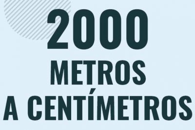 Profesor en pizarra explicando cuanto es 2000 metros en centimetros o como pasar de 2000 m a cm