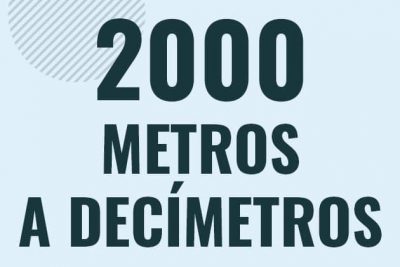 Profesor en pizarra explicando cuanto es 2000 metros en decimetros o como pasar de 2000 m a dm