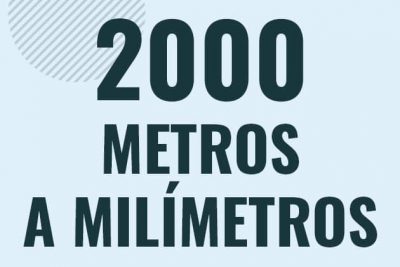 Profesor en pizarra explicando cuanto es 2000 metros en milimetros o como pasar de 2000 m a mm