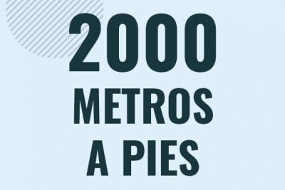 Profesor en pizarra explicando cuanto es 2000 metros en pies o como pasar de 2000 m a ft