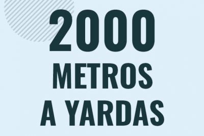 Profesor en pizarra explicando cuanto es 2000 metros en yardas o como pasar de 2000 m a yd