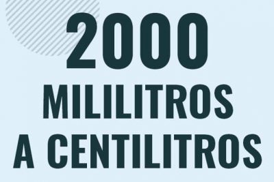 Profesor en pizarra explicando cuanto es 2000 mililitros en centilitros o como pasar de 2000 ml a cl