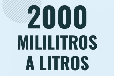 Profesor en pizarra explicando cuanto es 2000 mililitros en litros o como pasar de 2000 ml a l