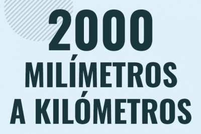 Profesor en pizarra explicando cuanto es 2000 milimetros en kilometros o como pasar de 2000 mm a km