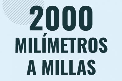 Profesor en pizarra explicando cuanto es 2000 milimetros en millas o como pasar de 2000 mm a mi