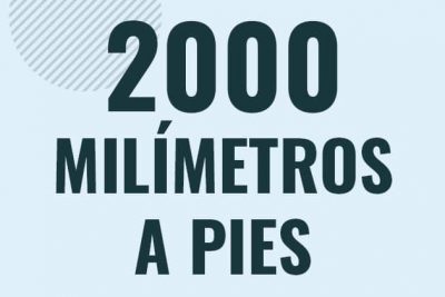 Profesor en pizarra explicando cuanto es 2000 milimetros en pies o como pasar de 2000 mm a ft