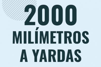 Profesor en pizarra explicando cuanto es 2000 milimetros en yardas o como pasar de 2000 mm a yd