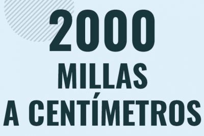 Profesor en pizarra explicando cuanto es 2000 millas en centimetros o como pasar de 2000 mi a cm